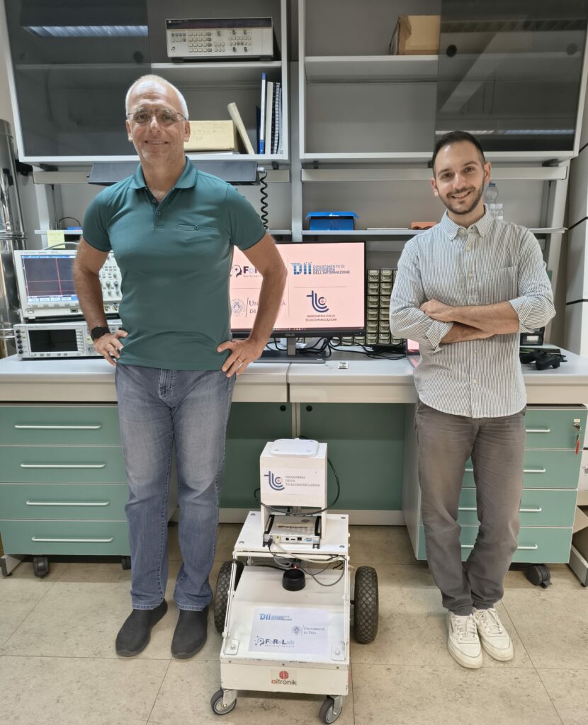 Giovanni Stea e Andrea Montroni dell'Università di Pisa con il robot Aurora.